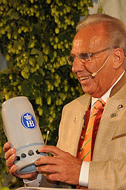 Hofbräu Festlet Wirt Günter Steinberg mit seiner neuesten Kreation, dem "iPod Krug" (©Foto: Martin Schmitz)